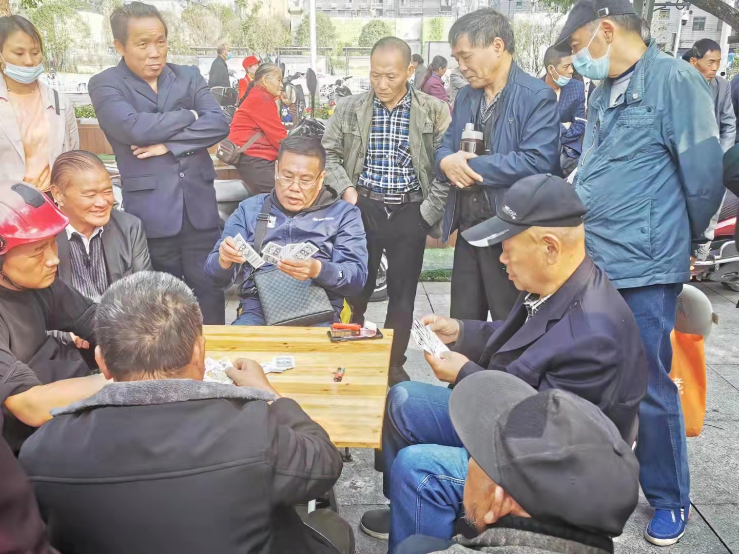 市民们在聚众时要切实加强防疫意识